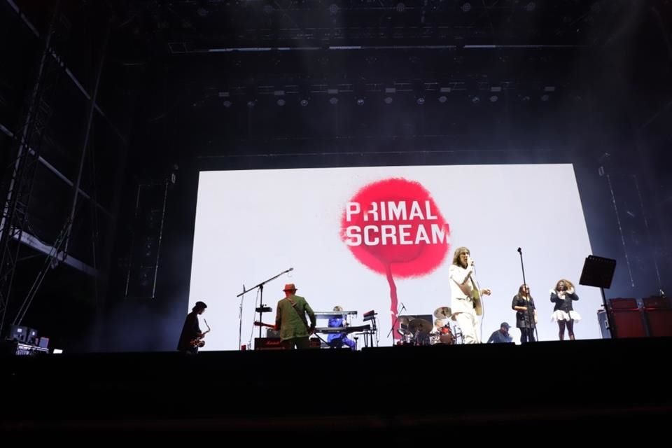 Bobby Gillespie apareció en el escenario, vistiendo un traje blanco que contrastaba con su camisa negra de líneas rojas y cuello blanco.