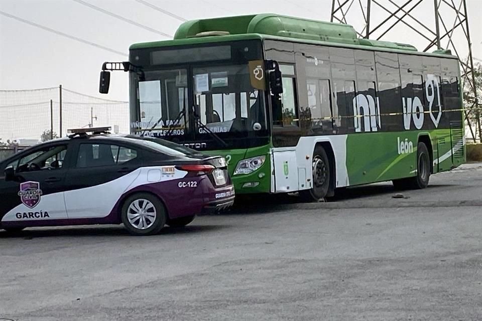 El accidente fue reportado alrededor de las 6:00 horas en el cruce de las calles Anillo Periférico y Avenida Maravillas, en la Colonia Paseo de Capellanía.