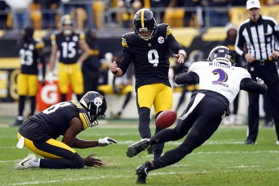 Chris Boswell (9) de los Steelers de Pittsburgh patea un gol de campo ante Nate Wiggins (2) de los Ravens de Baltimore.