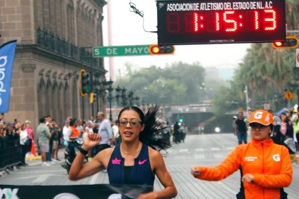 Natali Naomi Mendoza se impuso en la rama varonil de la edición número 22 del 21K de Nuevo León.