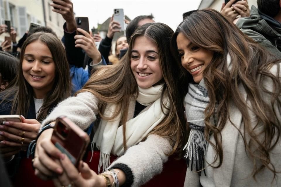 Longoria aprovechó para convivir con los fans que se reunieron en el lugar.