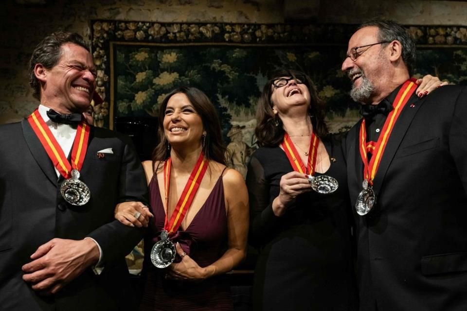 Los actores fueron condecorados como caballeros y damas de la cofradía de los Caballeros de Tastevin.