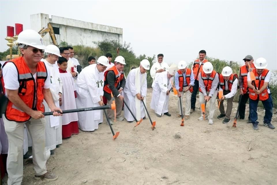 Visita pastoral y bendición de las obras de la cruz de Loma Larga.