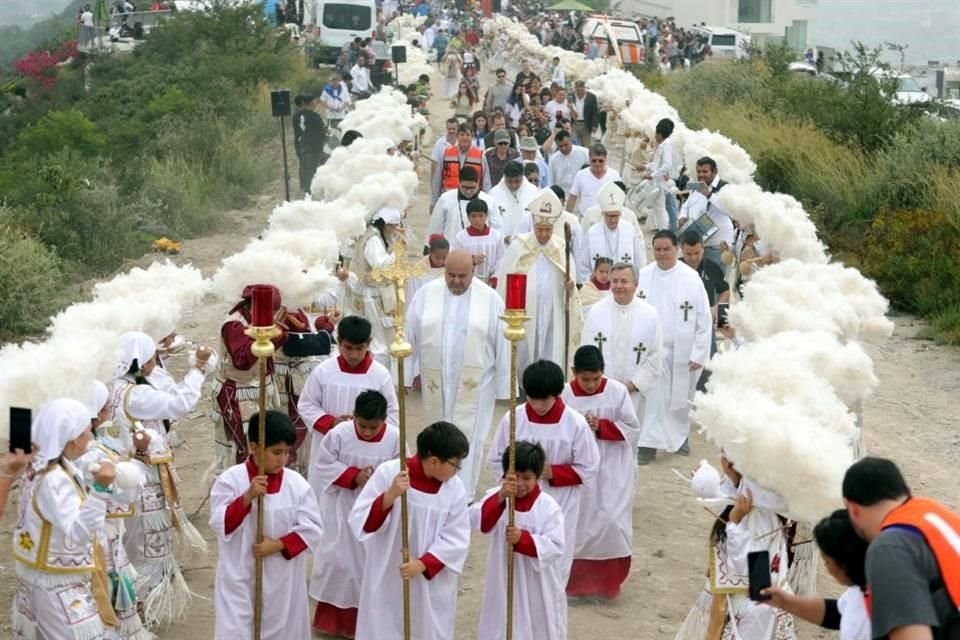 Visita pastoral y bendición de las obras de la cruz de Loma Larga.