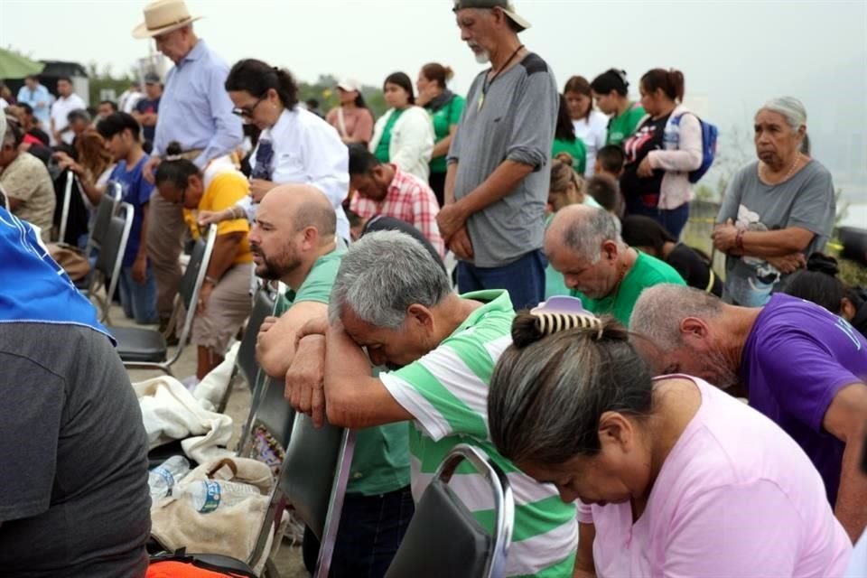 Creyentes católicos acudieron a una misa en la explanada de lo que será el 'Memorial de la Misericordia', en la Loma Larga.