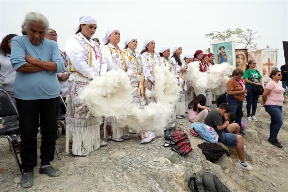 Visita pastoral y bendición de las obras de la cruz de Loma Larga.