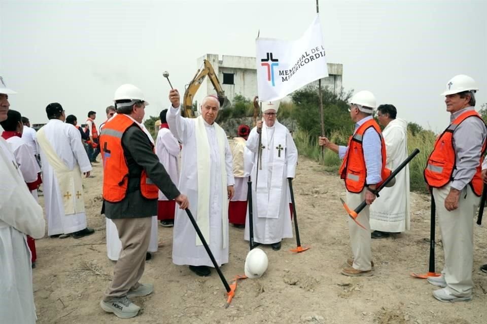 Visita pastoral y bendición de las obras de la cruz de Loma Larga.