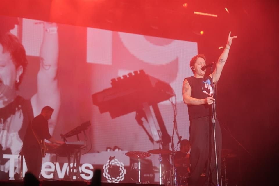 La banda británica Nothing But Thieves llegó incompleta al escenario principal del C. Capital, pero eso no impidió que entregaran un espectáculo cargado de rock alternativo.