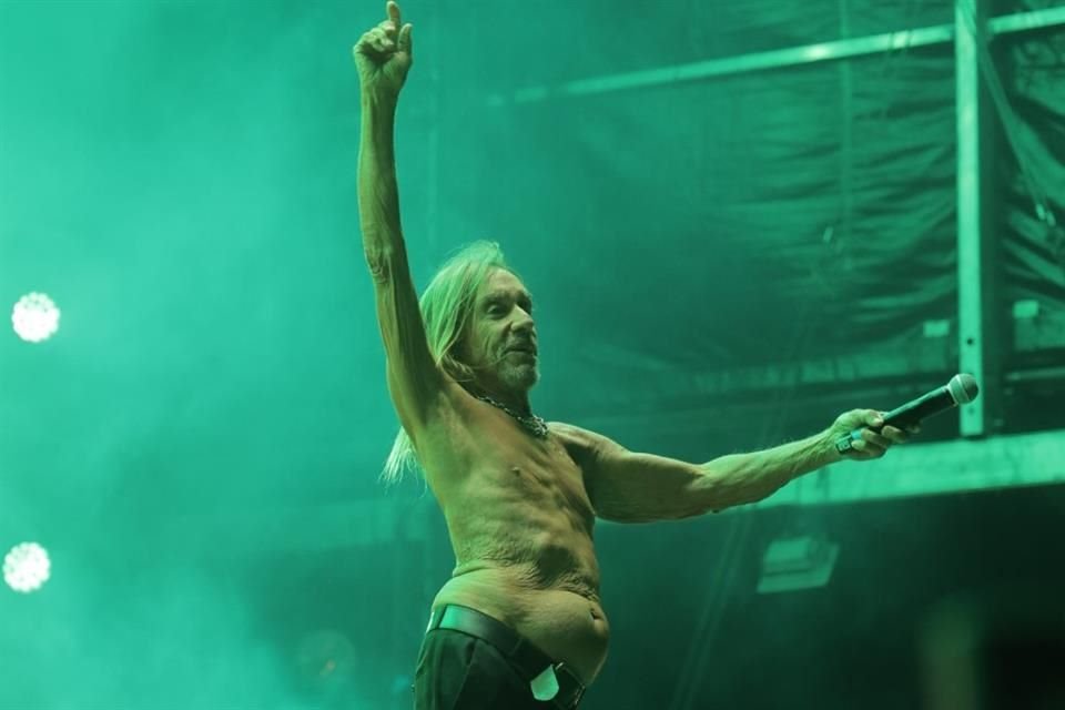 El rockero Iggy Pop, ídolo de varias generaciones, derrochó energía al máximo a sus 77 años y con el torso al aire en el C. Capital.