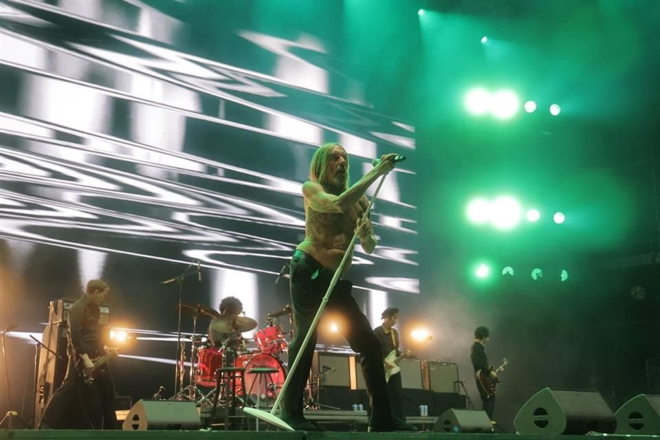 Mientras Iggy Pop bailaba y cantaba, no faltó quien prendió un churro de marihuana para sumarle otra experiencia a la noche que se enfilaba para culminar con una celebración a la nostalgia.