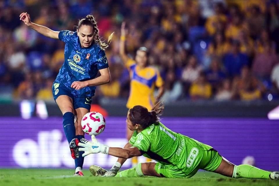 Cecilia Santiago tapó varias de peligro, aunque también se equivocó en el empate americanista.