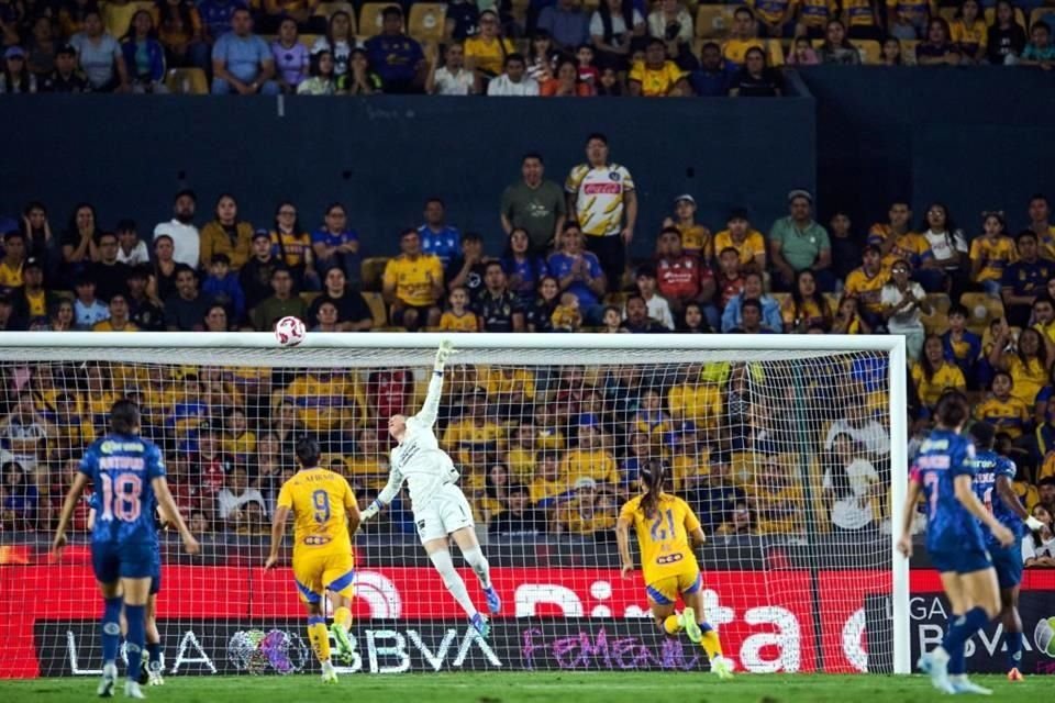 Esta pelota al travesaño parecía el 1-0, obra de Maricarmen Reyes, pero se quedó en jugada de peligro.