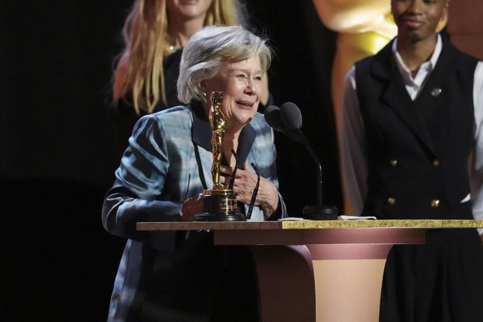 La directora de casting Juliet Taylor se emocionó con su premio.