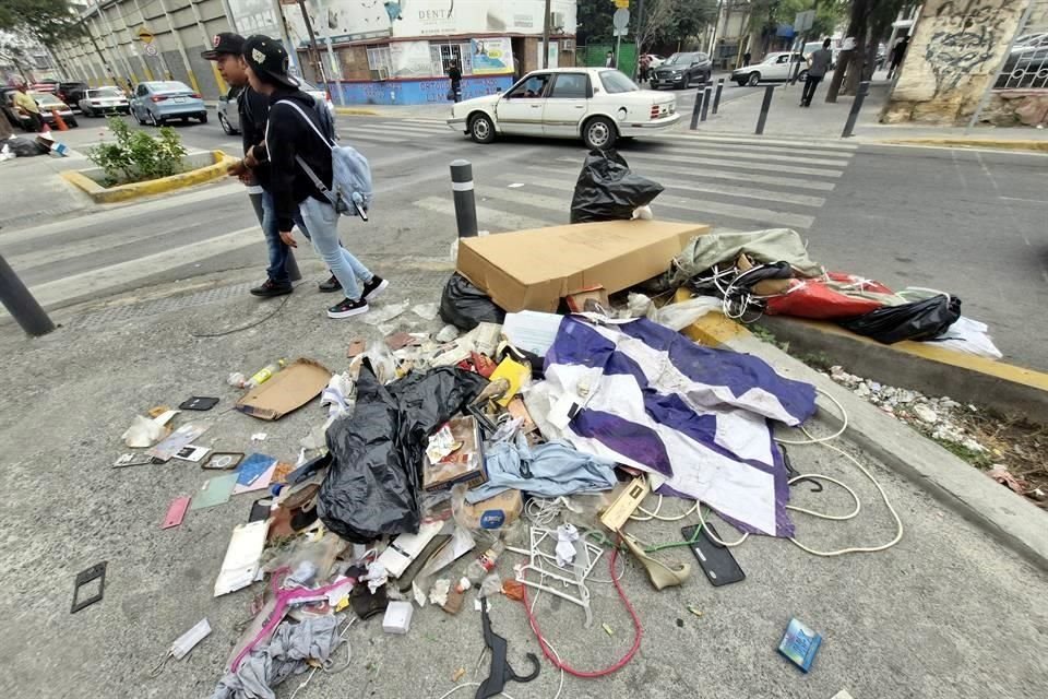 Las amplias banquetas de Modesto Arreola estuvieron repletas de desechos en diversos cruces, originando una mala imagen y contaminación.