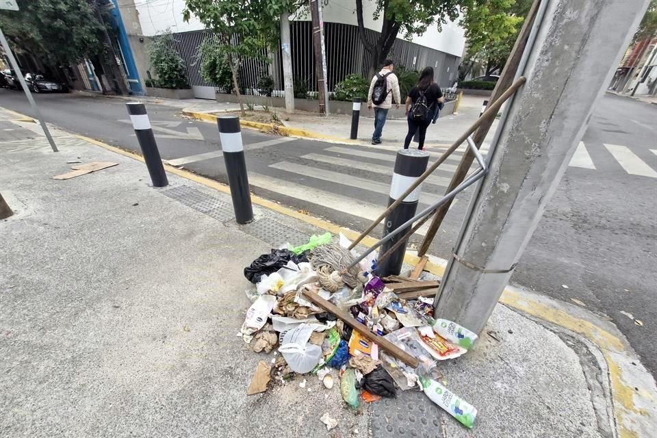 Vecinos indicaron que suele acumularse basura, pero que durante este fin de semana fue mucha más.