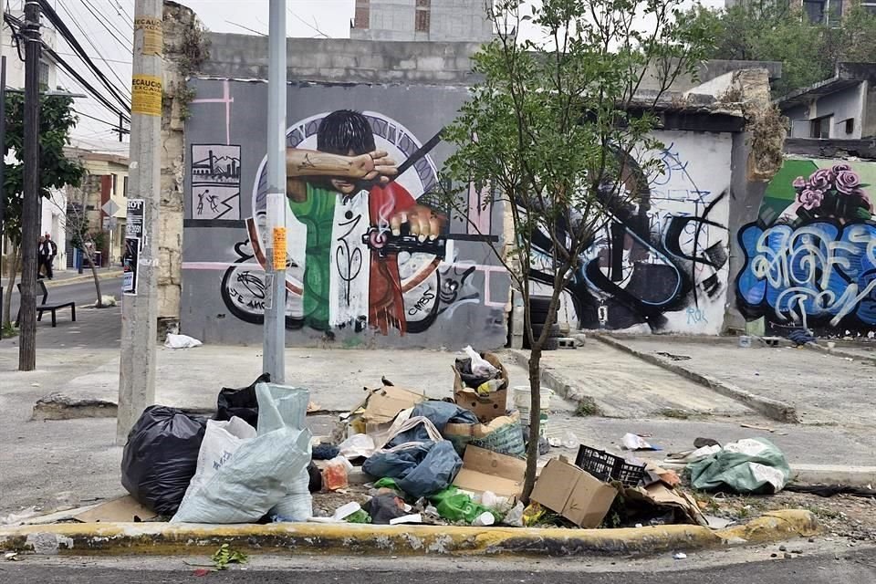 A la altura de Guerrero, los desechos se acumularon junto a uno de los árboles trasplantados al corredor verde.