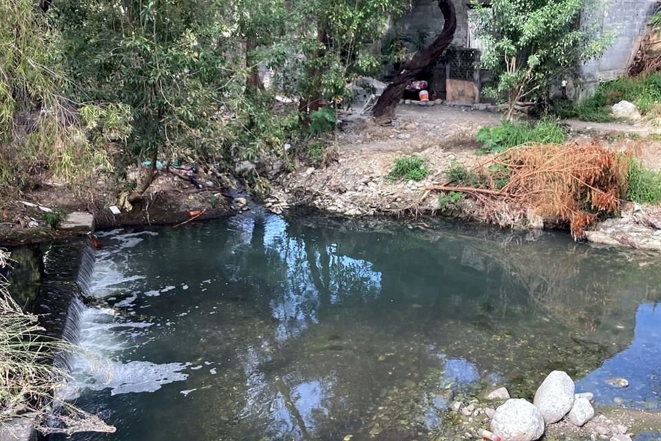 Una tubería de Agua y Drenaje que resultó con daños durante la tormenta 'Alberto', el pasado mes de junio, descarga aguas negras al arroyo.
