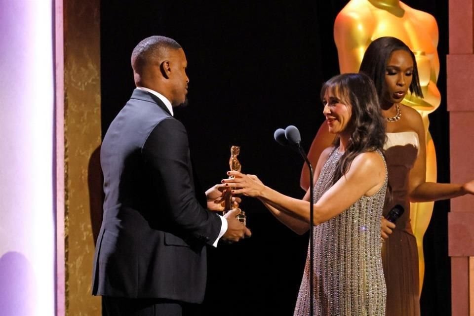 Jamie Foxx entregó junto a Jennifer Hudson el premio honorífico de Quincy a su hija, Rashida Jones.