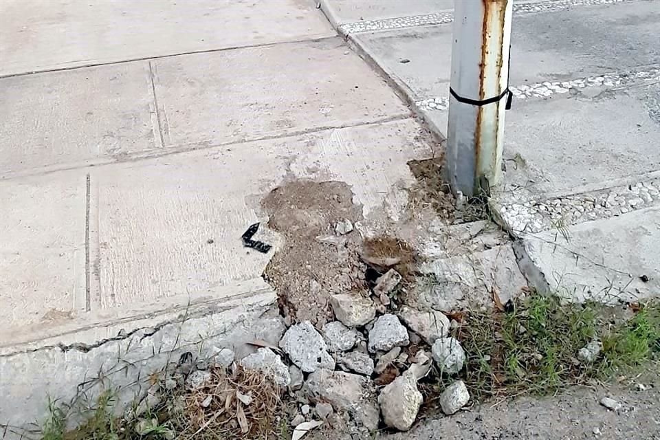 Personal de Monterrey reparó una luminaria en la Colonia Cumbres Elite, pero dañó la banqueta.