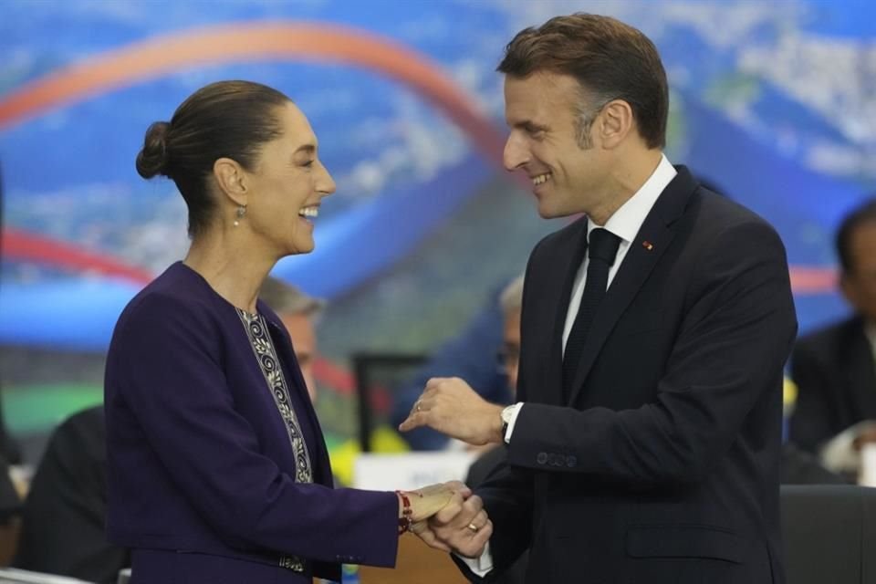 La Presidenta Claudia Sheinbaum saluda a su homólogo de Francia, Emmanuel Macron en la Cumbre del G20.