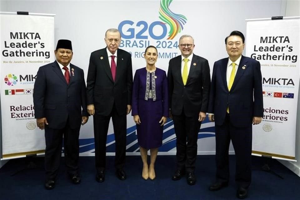 La Presidenta también se reunió con los líderes MIKTA, (México, Indonesia, República de Corea, Turquía y Australia) para saludarse y tomarse la fotografía oficial.