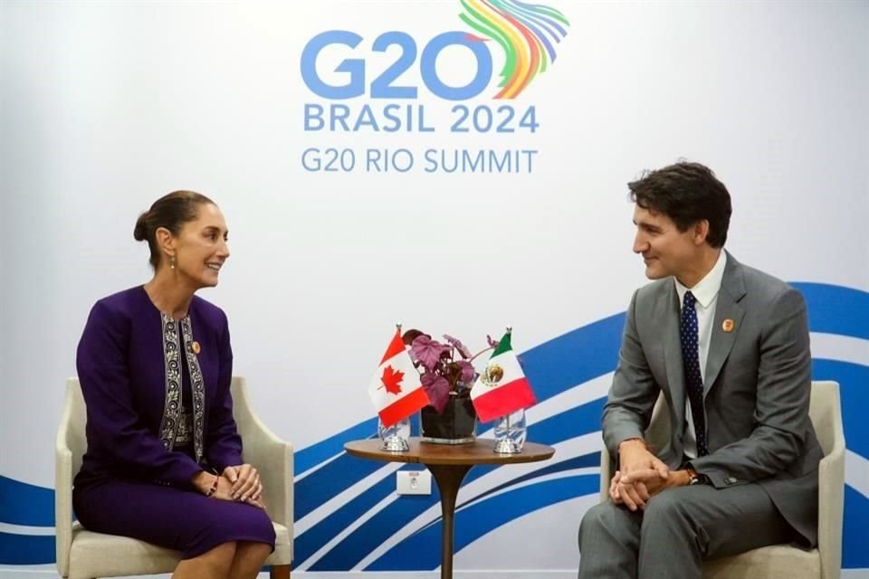 Con el Primer Ministro Justin Trudeau, la Mandataria habló de la buena relación México-Canadá y el buen resultado del T-MEC para América del Norte.