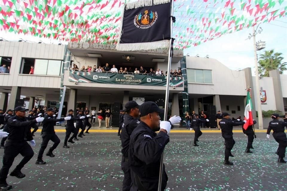 Tras una ceremonia de honores cívicos, el Alcalde priista César Garza Arredondo dio arranque al desfile.