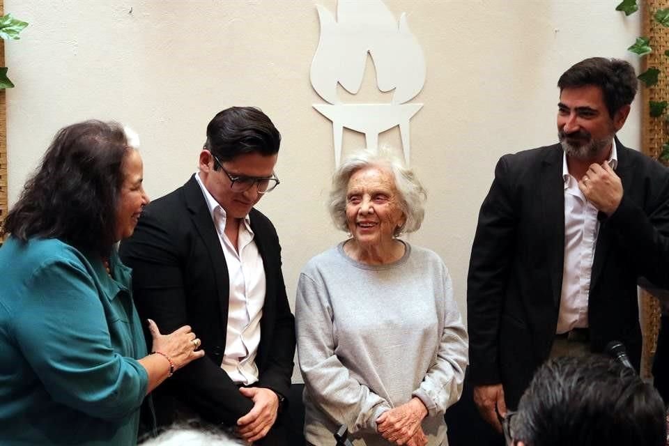 Elena Poniatowska (al centro) participó este lunes en el lanzamiento del segundo Premio Nacional Sophia-Filcop.