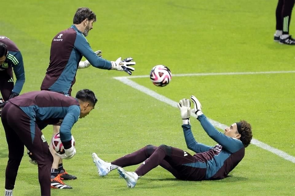 El estratega mexicano defendió a Guillermo Ochoa, quien fue fuertemente criticado tras el juego en Honduras.