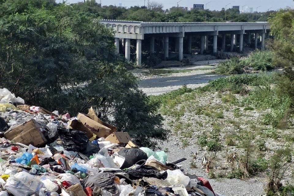 Escombro, puertas, muebles, hieleras y decenas de llantas cayendo por el talud son visibles en el lugar.