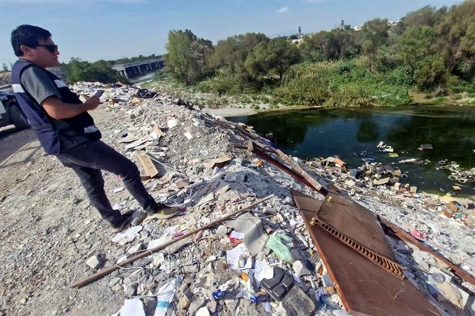 Inspectores de la Procuraduría Ambiental, apoyados por policías municipales de Guadalupe, recorrieron el tiradero ubicado donde termina la calle Tula, en Las Sabinitas.