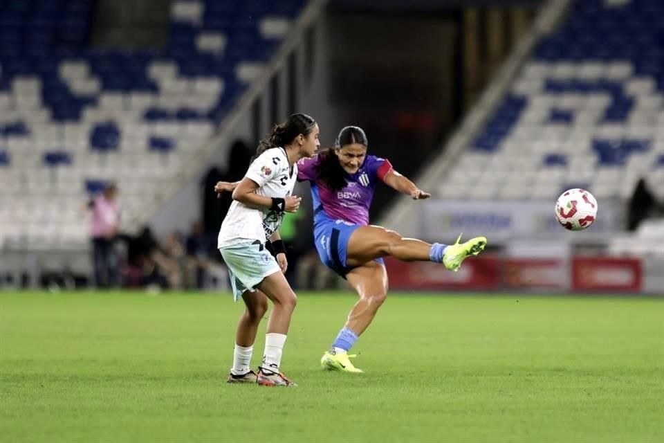 Rebeca Bernal lo buscaba desde fuera del área.