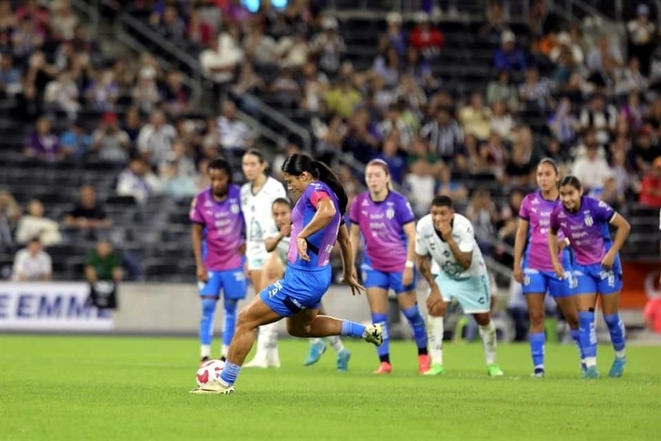 La capitana albiazul, quien ya había fallado un penal en el partido, tomó la responsabilidad de cobrar uno más y lo anotó.