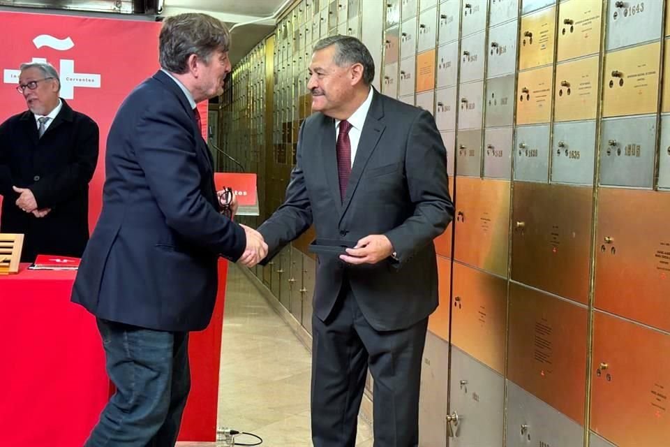 Luis García Montero (izq.), director del Instituto Cervantes, y Santos Guzmán López, Rector de la UANL, durante el resguardo del texto de Alfonso Reyes.