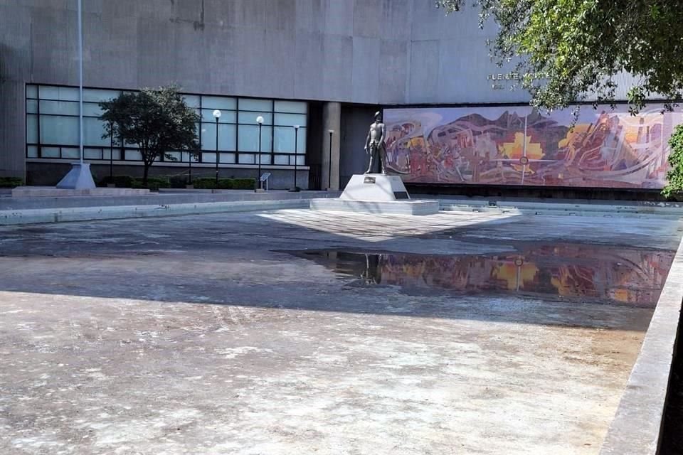 Fuente de Monterrey, entre el Congreso Local y el Poder Judicial del Estado.