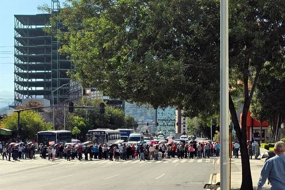 Los docentes jubilados bloquearon calles y causaron caos vial alrededor de la sede del Isssteleón.