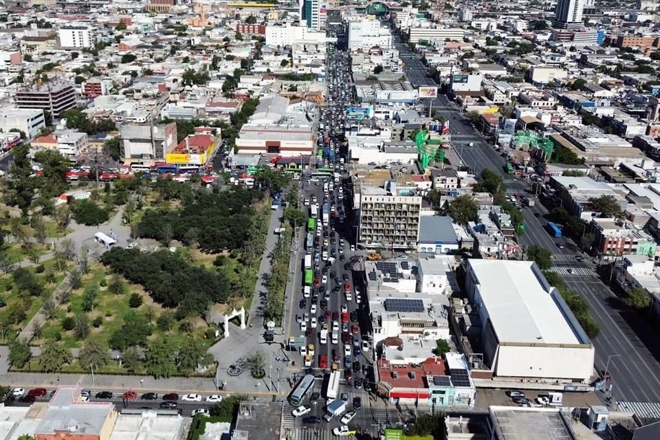 Los docentes jubilados bloquearon calles y causaron caos vial alrededor de la sede del Isssteleón.