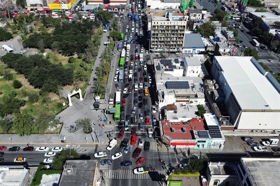 Los docentes jubilados bloquearon calles y causaron caos vial alrededor de la sede del Isssteleón.