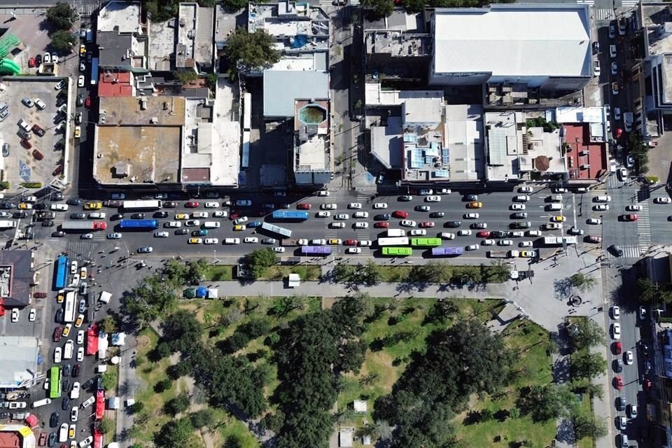 Los docentes jubilados bloquearon calles y causaron caos vial alrededor de la sede del Isssteleón.