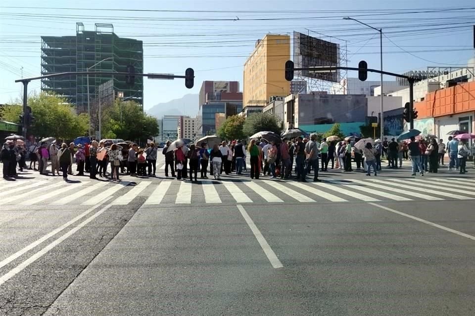 Los docentes jubilados bloquearon calles y causaron caos vial alrededor de la sede del Isssteleón.