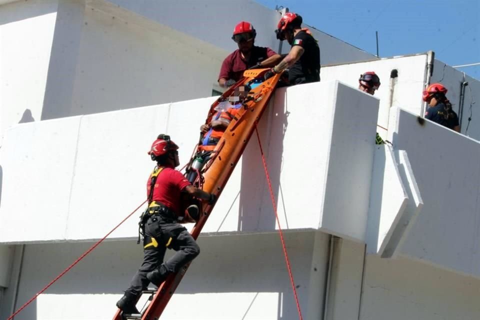 El accidente laboral se reportó alrededor de las 13:00 horas en Ladrón de Guevara y Zuazua. 