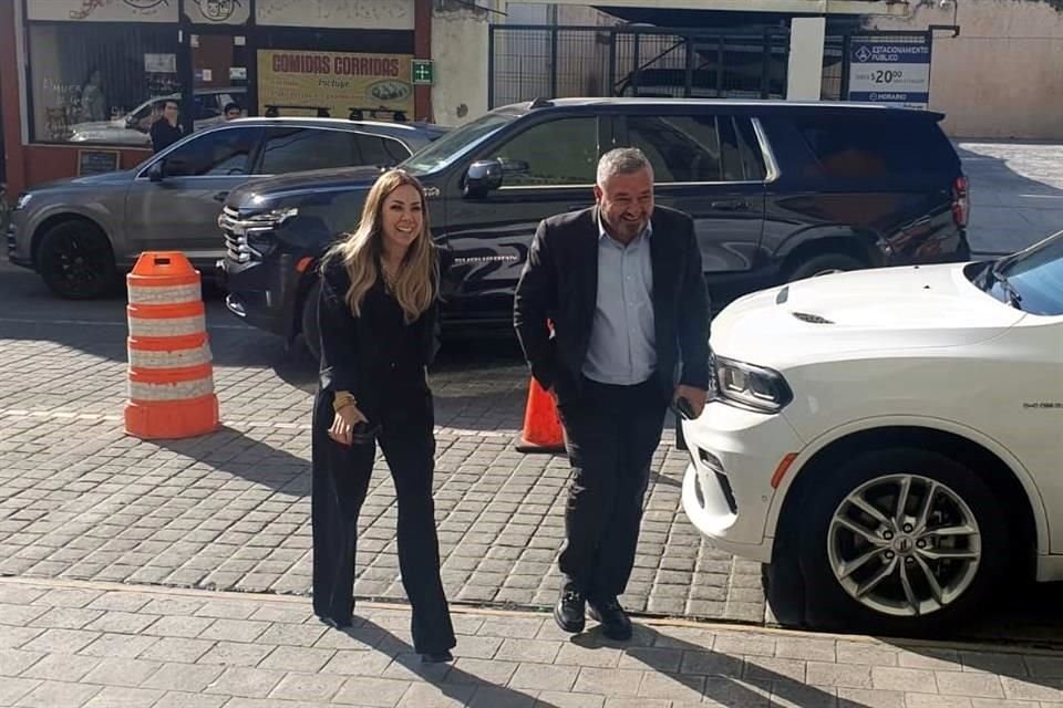 Los Diputados priistas Perla Villarreal y Javier Caballero.