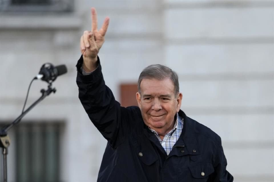 El líder opositor Edmundo González saluda a seguidores en Puerta del Sol, en Madrid, el 28 de septiembre del 2024.