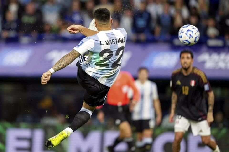 Así fue el remate de Lautaro Martínez que sirvió para que Argentina venciera en La Bombonera 1-0 a Perú.