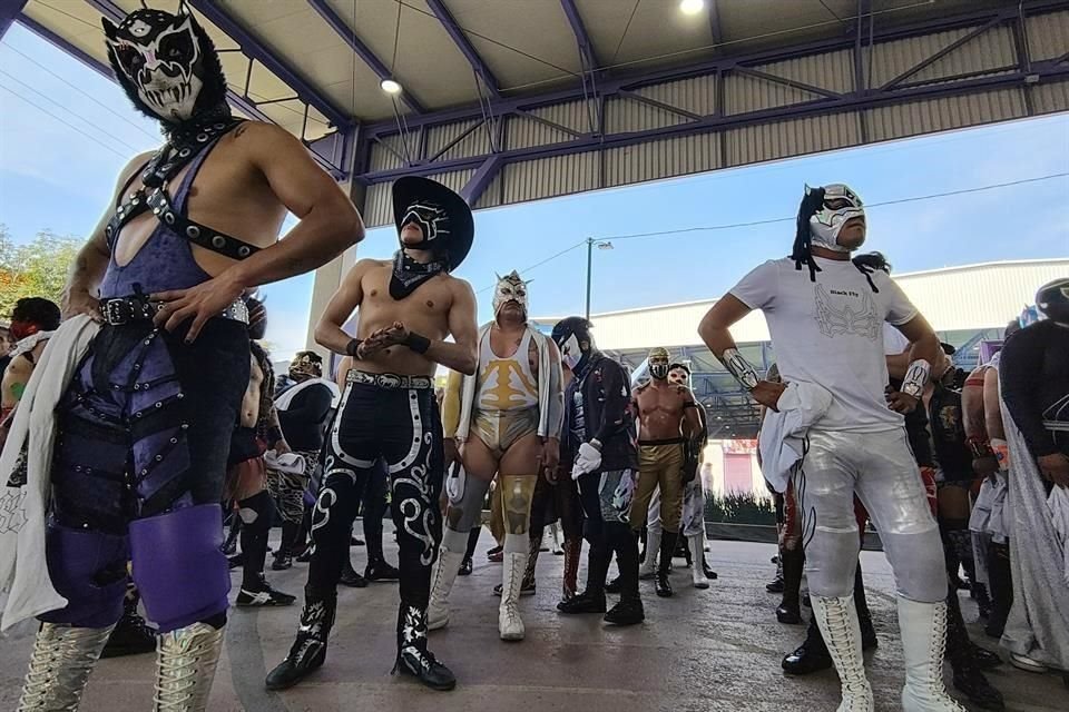 El torneo, organizado por el Gobierno de la Ciudad de México, arrancó con una serie de pruebas físicas para los luchadores.