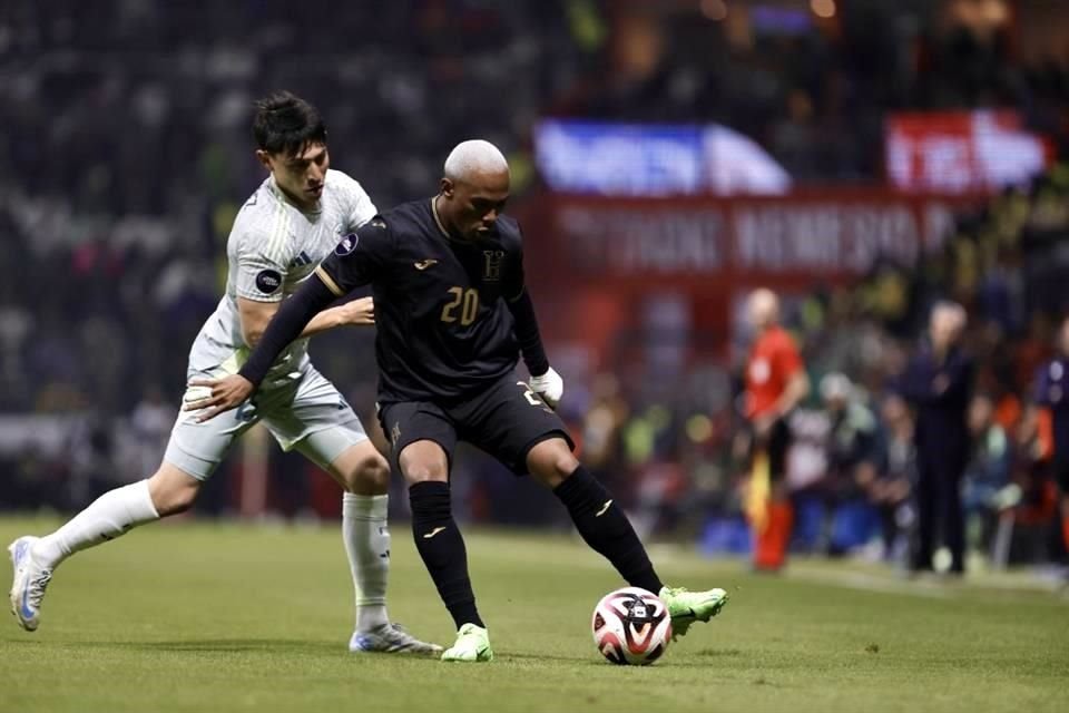 México inició acorralando a Honduras.