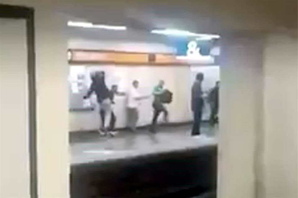 Ayer un sujeto entró al andén con un cuchillo en la mano, corrió hacia la gente y, a su paso, hirió a cuatro hombres.