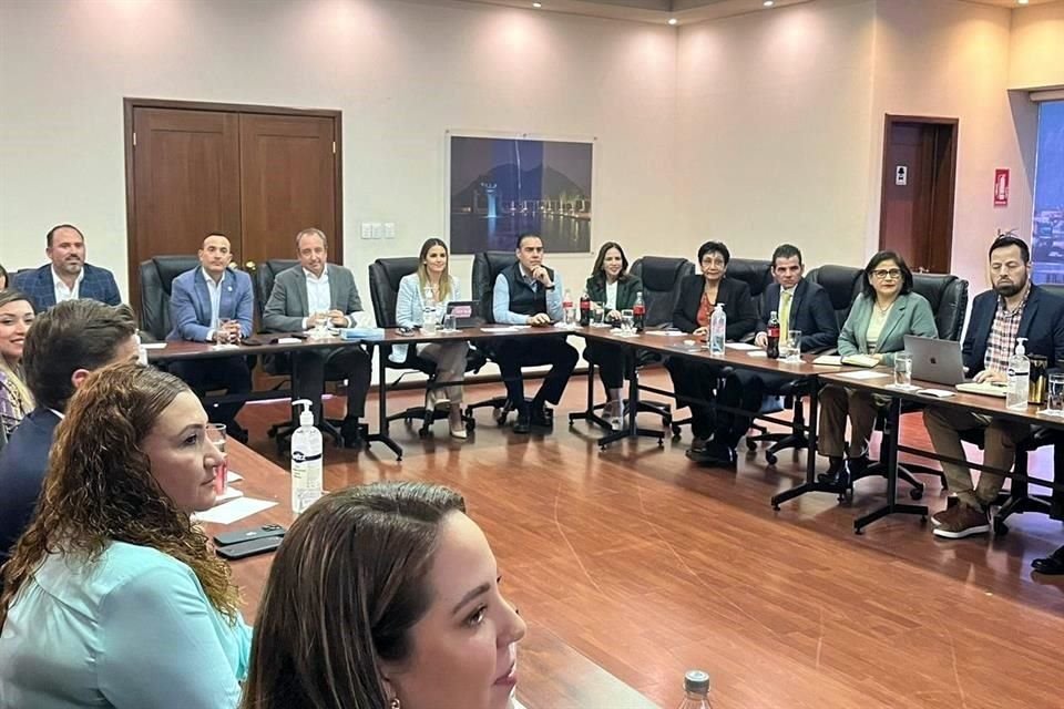 Legisladores de todas las bancadas acudieron ayer a una reunión con el Tesorero Carlos Garza.