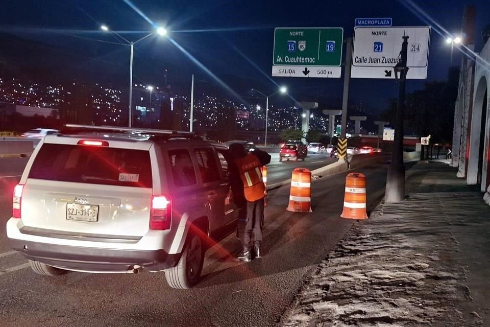 El acceso a la calle Zuazua desde la Avenida Constitución fue cerrado y complicó la circulación en la zona.