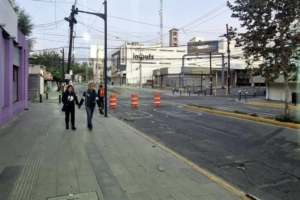 Ciudadanos que acuden a trabajar en la zona de la Macroplaza tuvieron que llegar a pie ante el cierre  de vialidades.